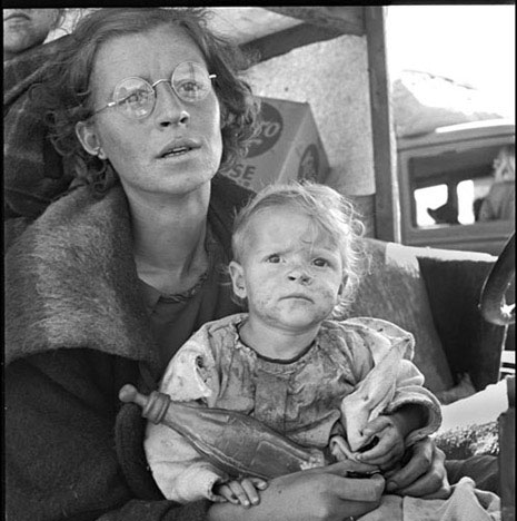 Mother and baby of family on the road | Dorothea Lange (California, 1939)