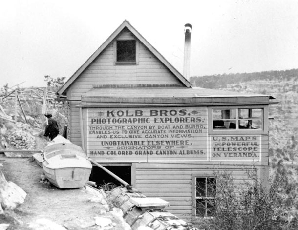 Tourist magnet: One of the two boats of the brothers in front of their photo studio. The boat should increase the photographers' reputation and attract visitors to the South Rim of the Grand Canyon. The public response to their work was so great that in 1913 the brothers had to continue to expand their hut. | Grand Canyon National Park / Kolb Brothers
