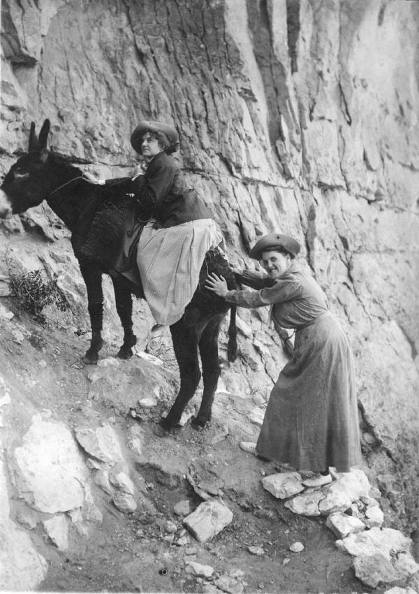 High on a mule: These two ladies were photographed in 1910 in a comic pose. When they arrived at the studio in the evening, Emery had already developed the photos. | Grand Canyon National Park / Kolb Brothers