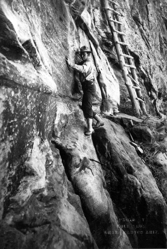 Dangerous climbing: For their spectacular images the brothers also ventured into poorly developed areas of the Grand Canyon. When they left the paths, they tied their mules and carried the heavy photo equipment on her shoulders. Here we see Ellsworth Kolb on the Hummingbird Trail in the Coconino Sandstone. The photo was taken around 1913. | Grand Canyon National Park / Kolb Brothers