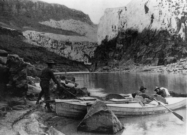 Back in threes: The Kolb brothers needed a third man who took care of the other boat while they were shooting.  The first assistant was James Fagan who gave up after a few weeks because he feared the dangerous rapids. Only in Bright Angel Creek, not far from their photo studios, the French-Canadian Hubert Lauzon (right) joined the team. He accompanied the adventurers until Needle, California. | Grand Canyon National Park / Kolb Brothers