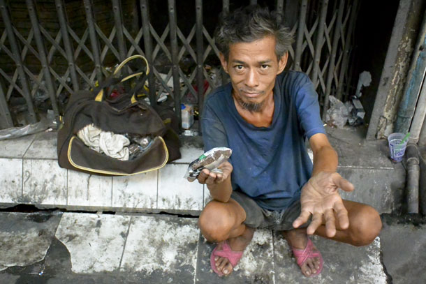 Beggar (yes I gave him money) | Nikon V2, Nikkor 10mm F2.8