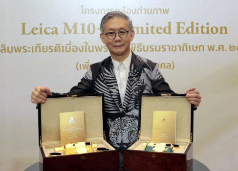 Asian Businessman Pays 667,000 Dollars for Golden Leica